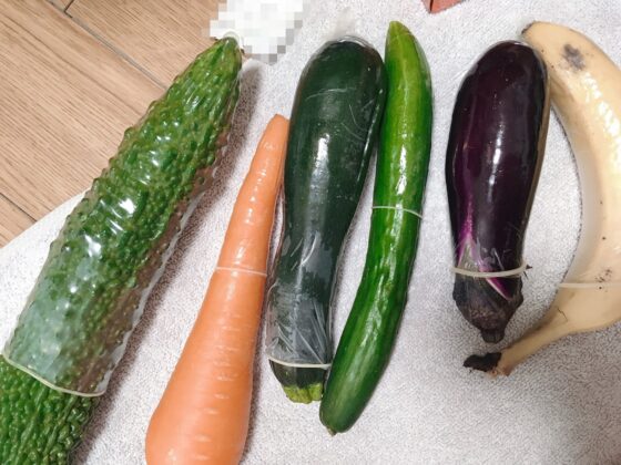 オトナの野菜生活!Gスポットに当たって潮吹き大事故!お野菜たっぷりツユだく!おま●こマイク!おしっこ【バイノーラル、実演音声、ASMR、フォーリーサウンド】 [ぼっちえっちLAB] | DLsite 同人 - R18